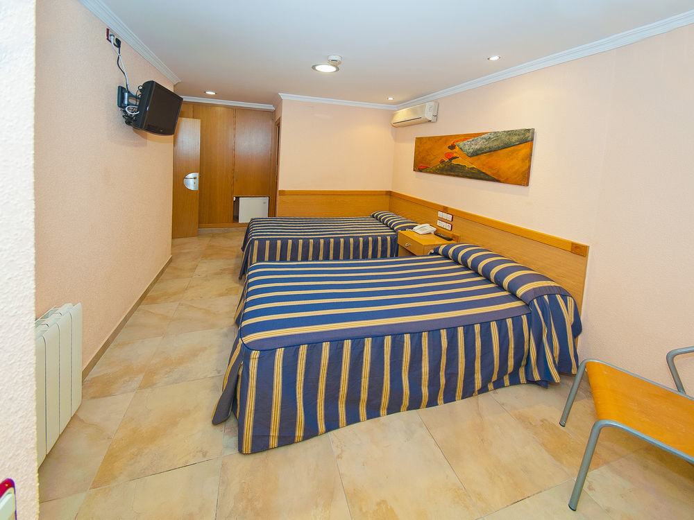 Hostal Viky Madrid Bagian luar foto