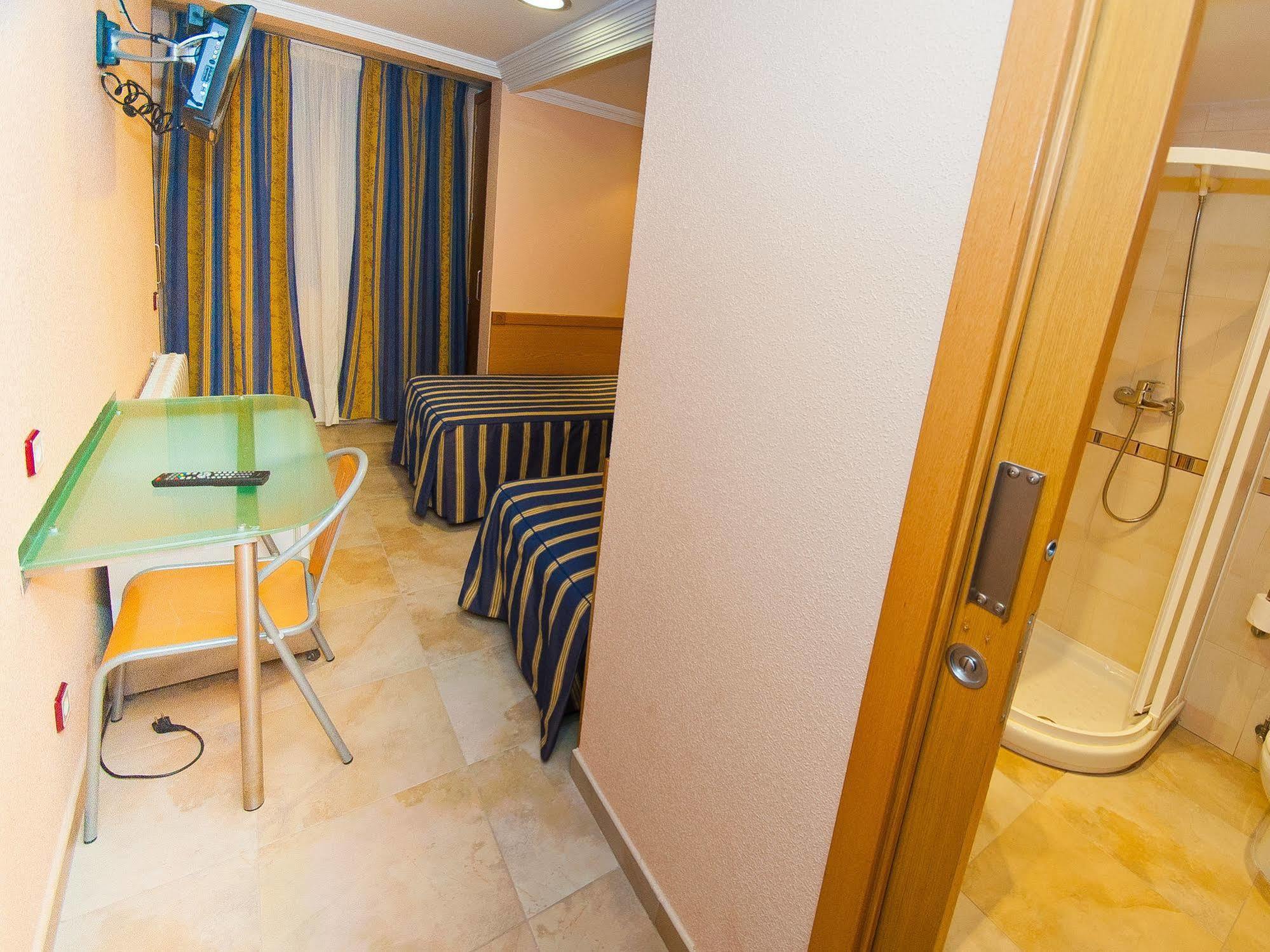 Hostal Viky Madrid Bagian luar foto