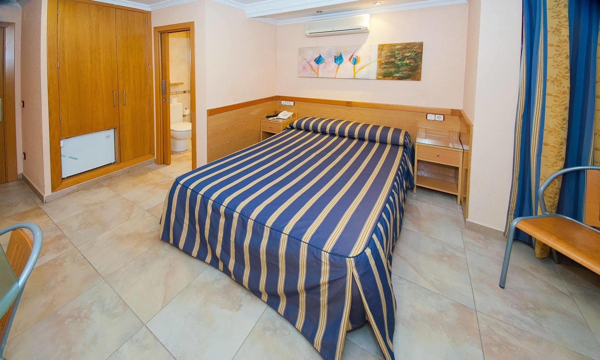 Hostal Viky Madrid Bagian luar foto