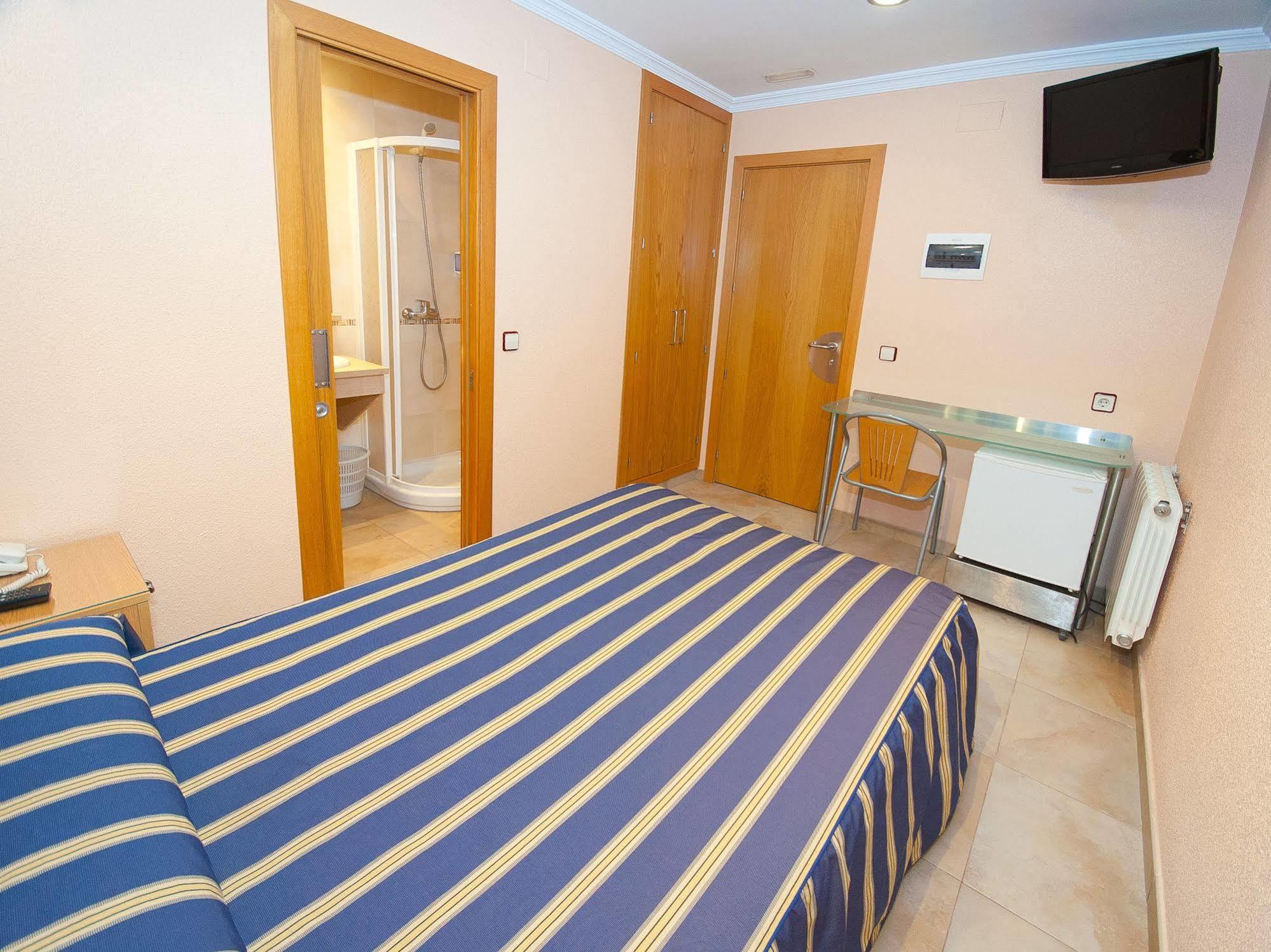 Hostal Viky Madrid Bagian luar foto