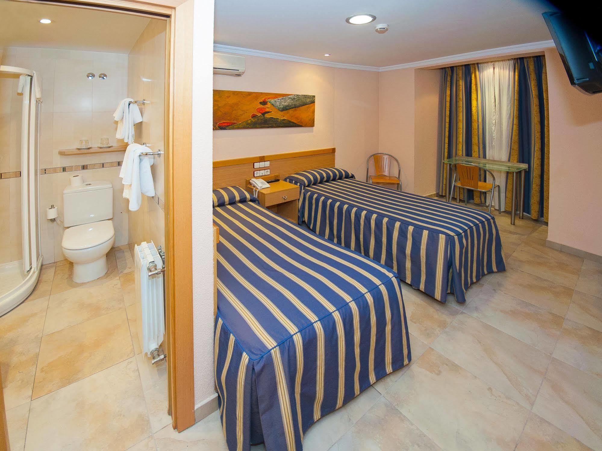 Hostal Viky Madrid Bagian luar foto
