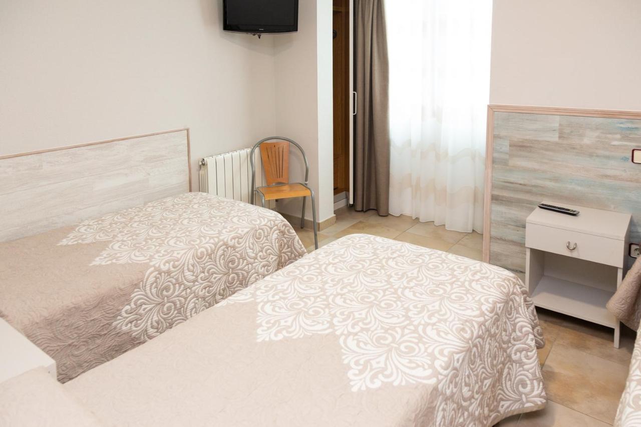 Hostal Viky Madrid Bagian luar foto