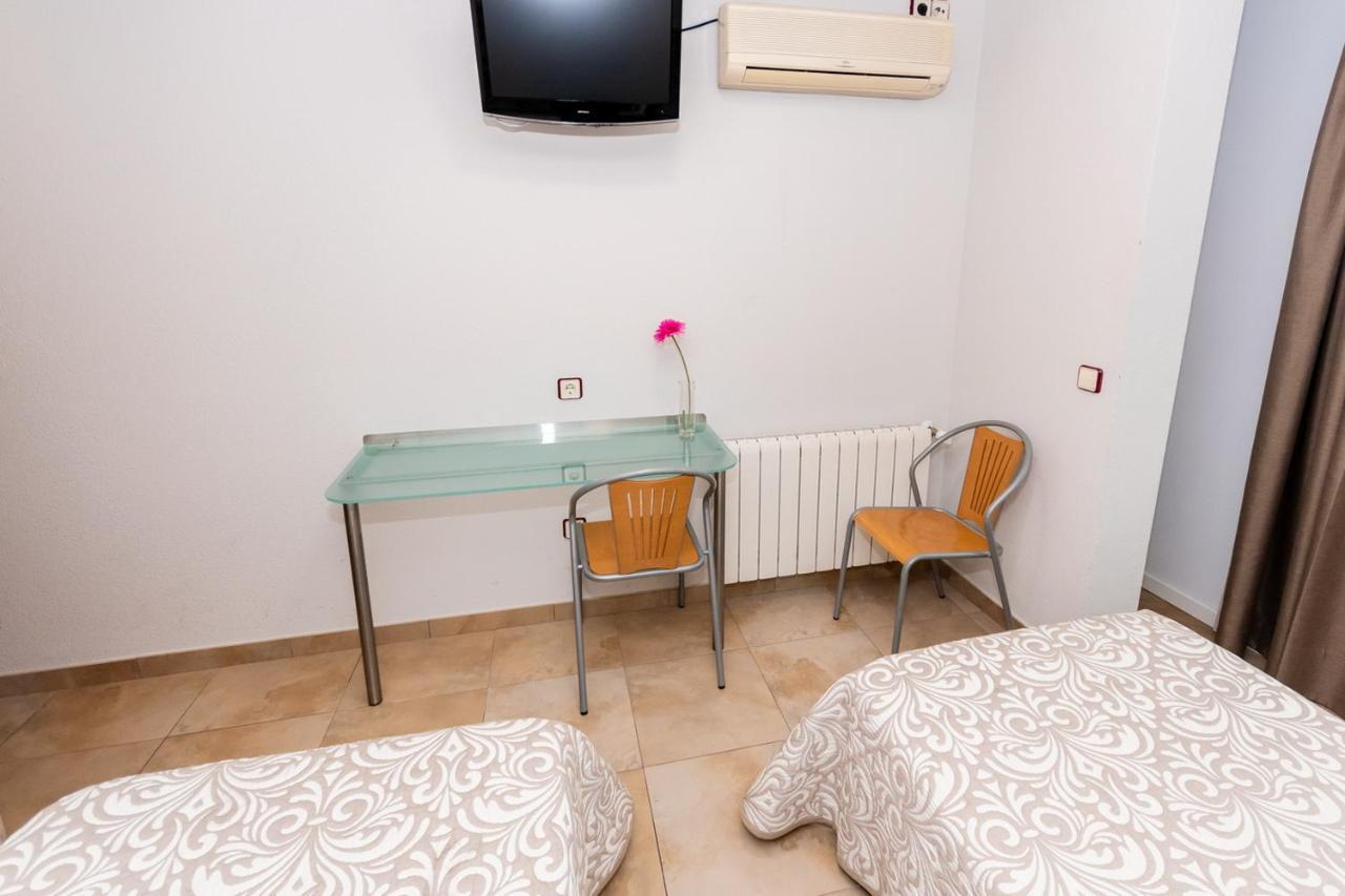 Hostal Viky Madrid Bagian luar foto