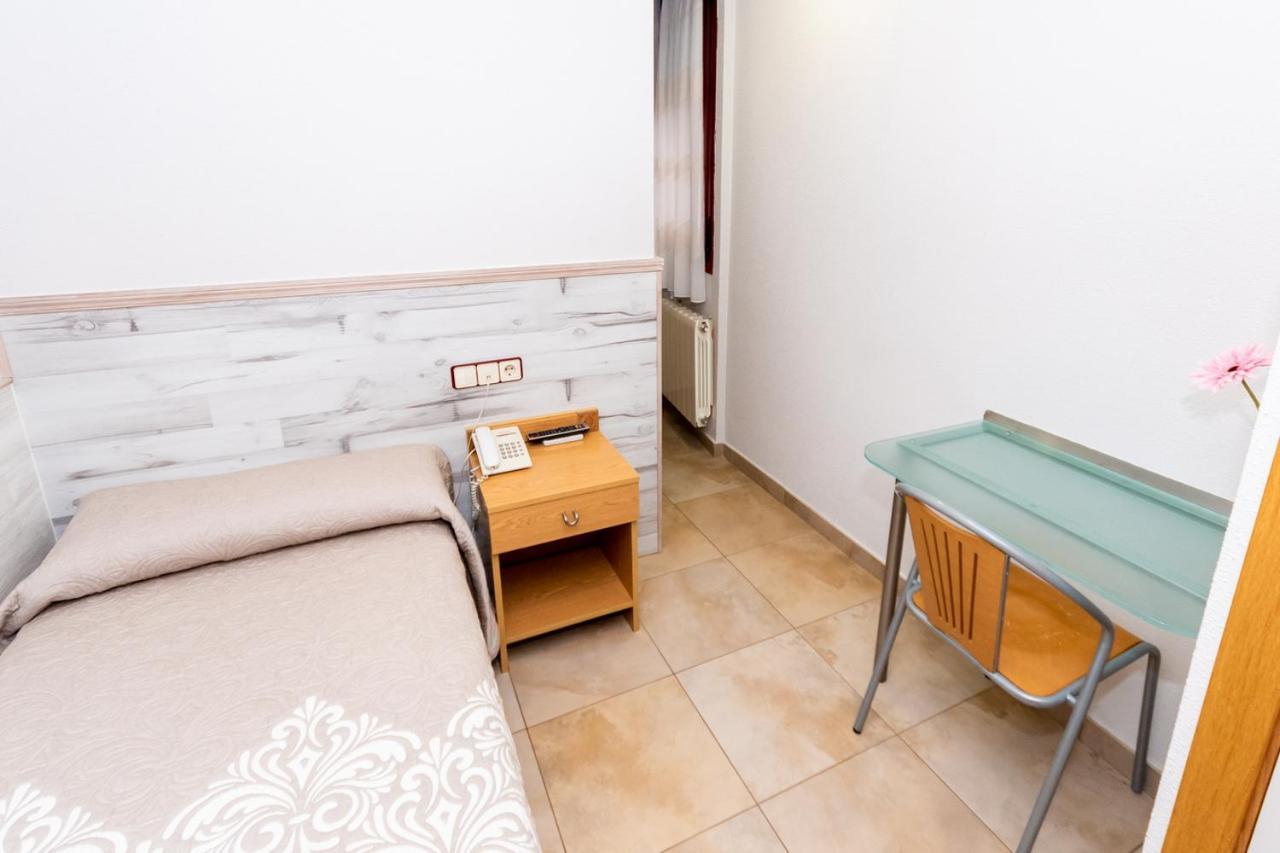 Hostal Viky Madrid Bagian luar foto