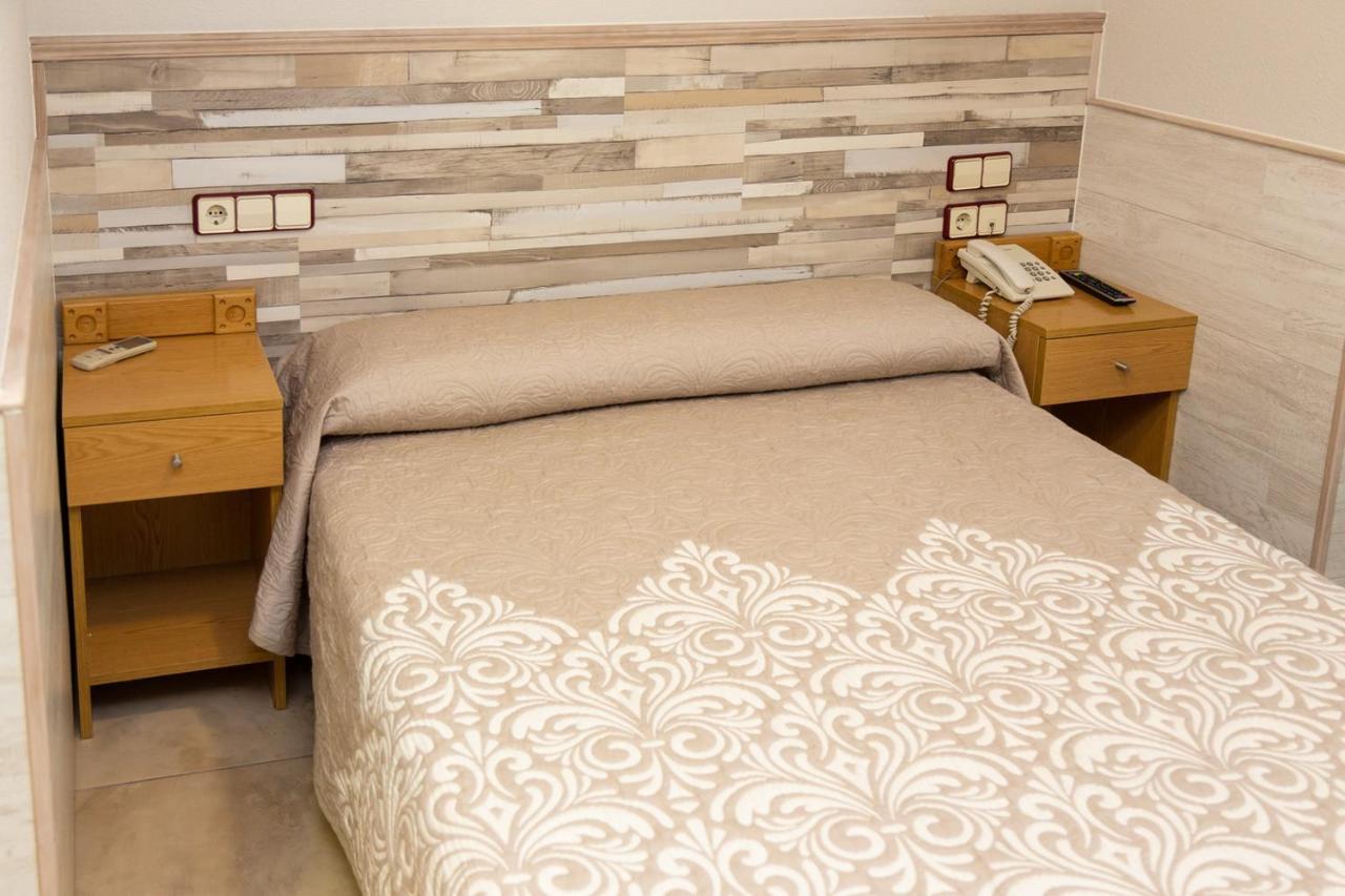 Hostal Viky Madrid Bagian luar foto
