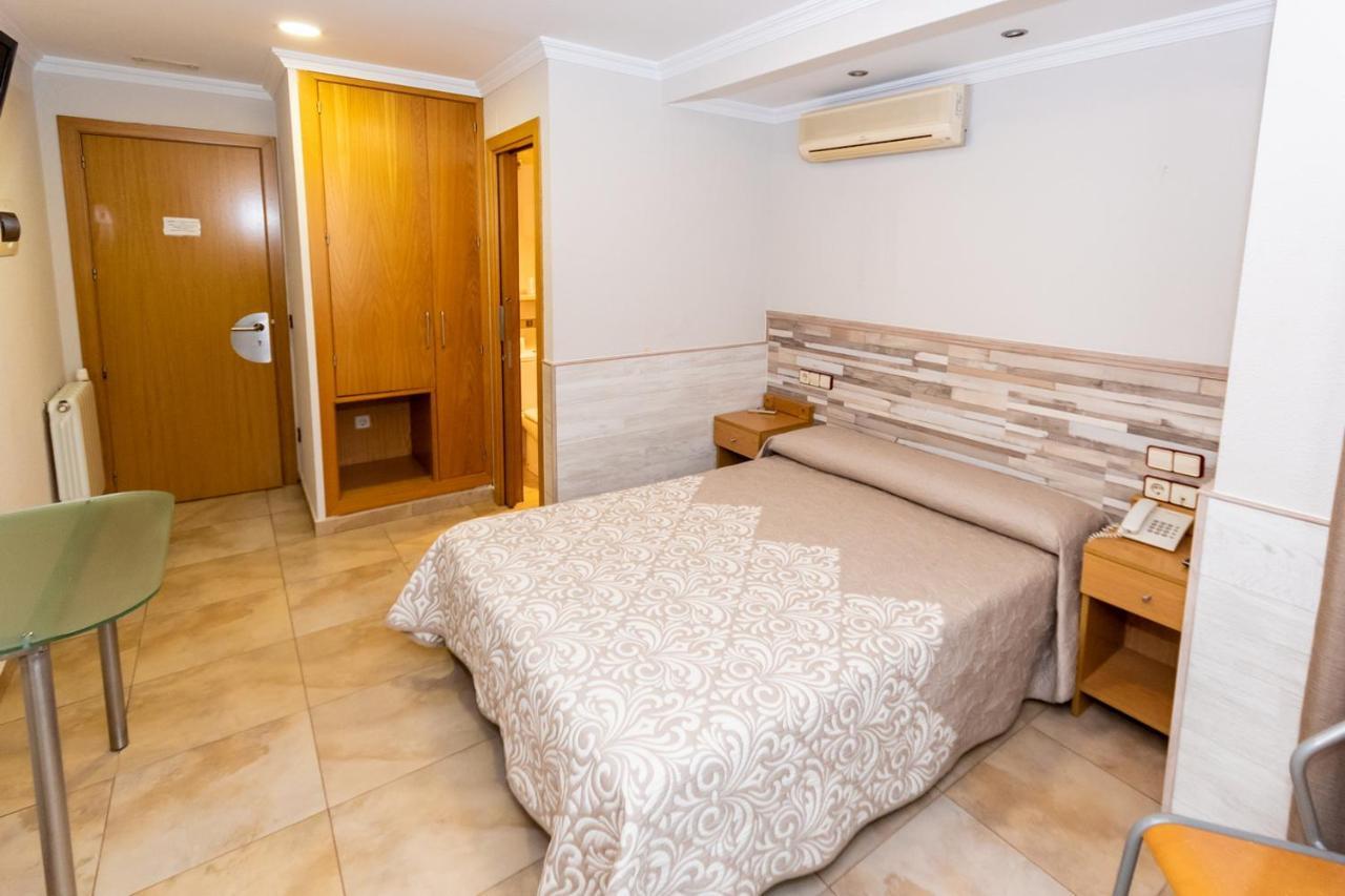 Hostal Viky Madrid Bagian luar foto