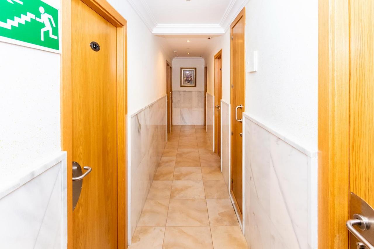 Hostal Viky Madrid Bagian luar foto