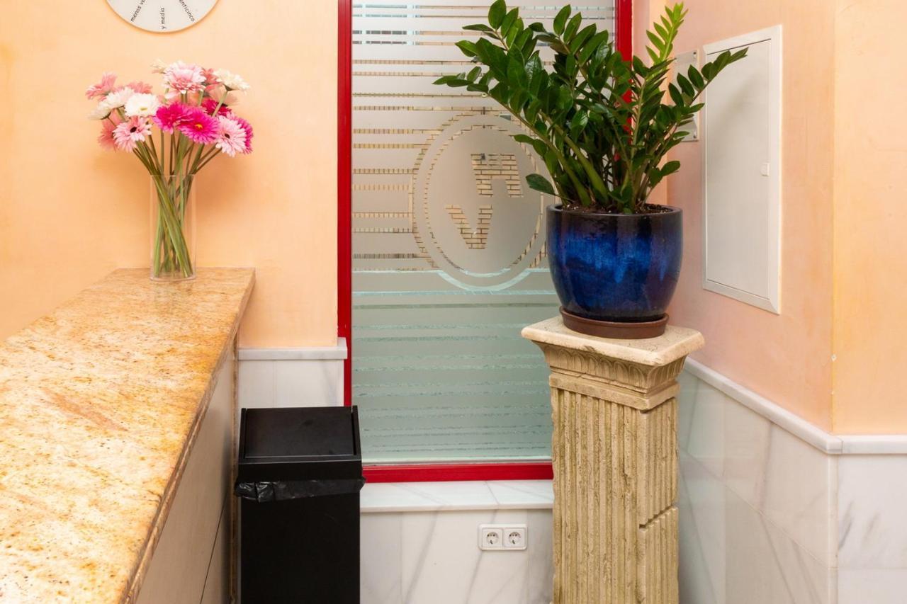Hostal Viky Madrid Bagian luar foto