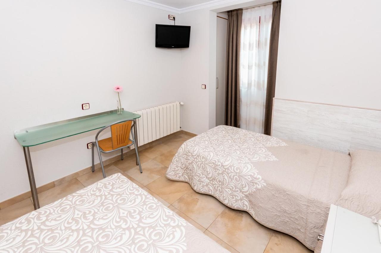 Hostal Viky Madrid Bagian luar foto