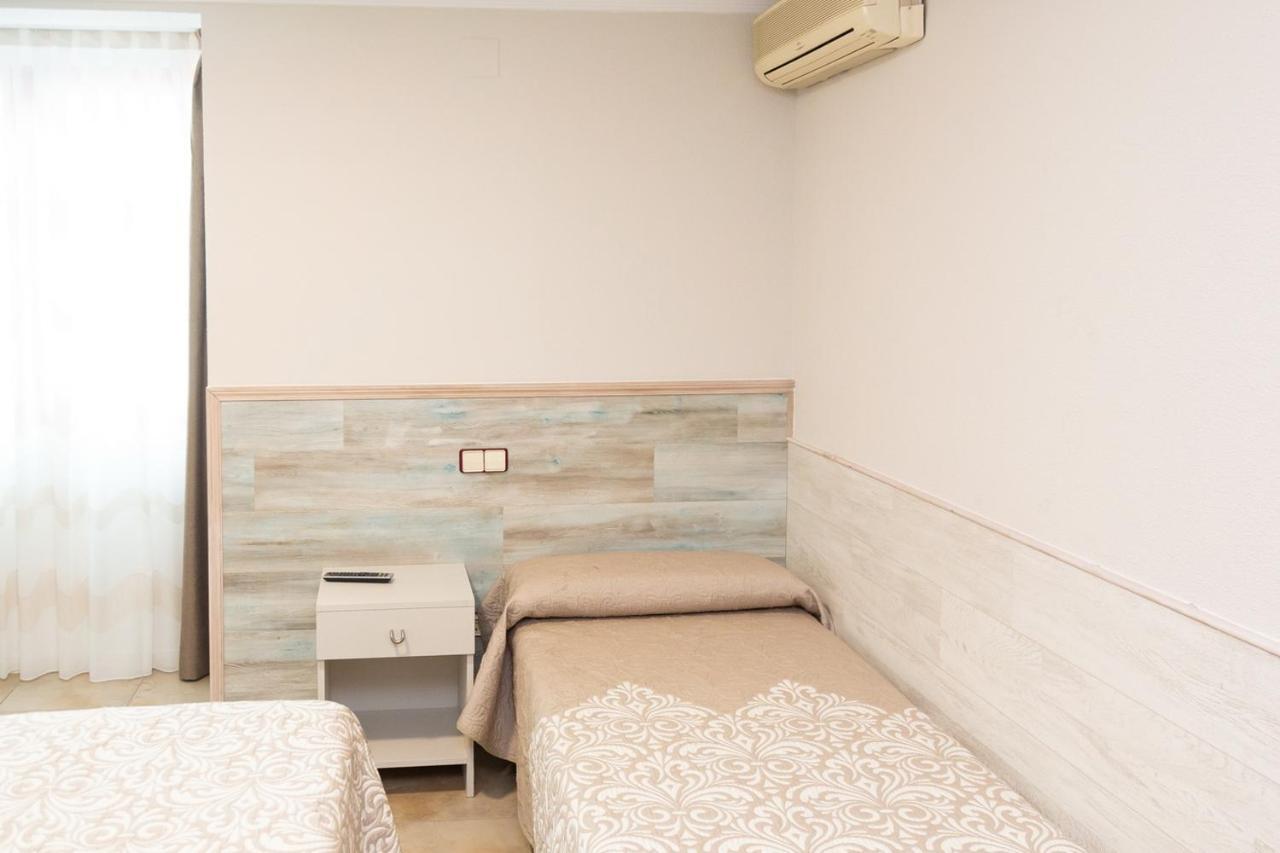 Hostal Viky Madrid Bagian luar foto