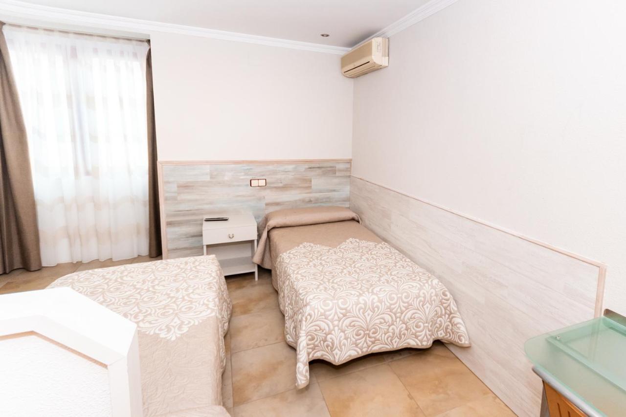 Hostal Viky Madrid Bagian luar foto