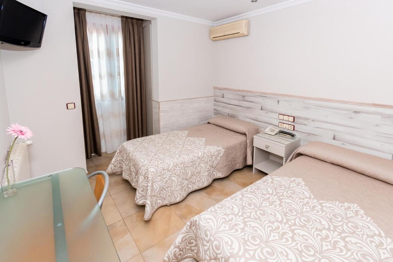 Hostal Viky Madrid Bagian luar foto