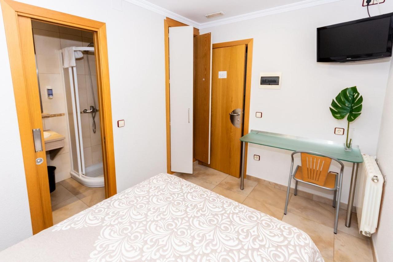 Hostal Viky Madrid Bagian luar foto