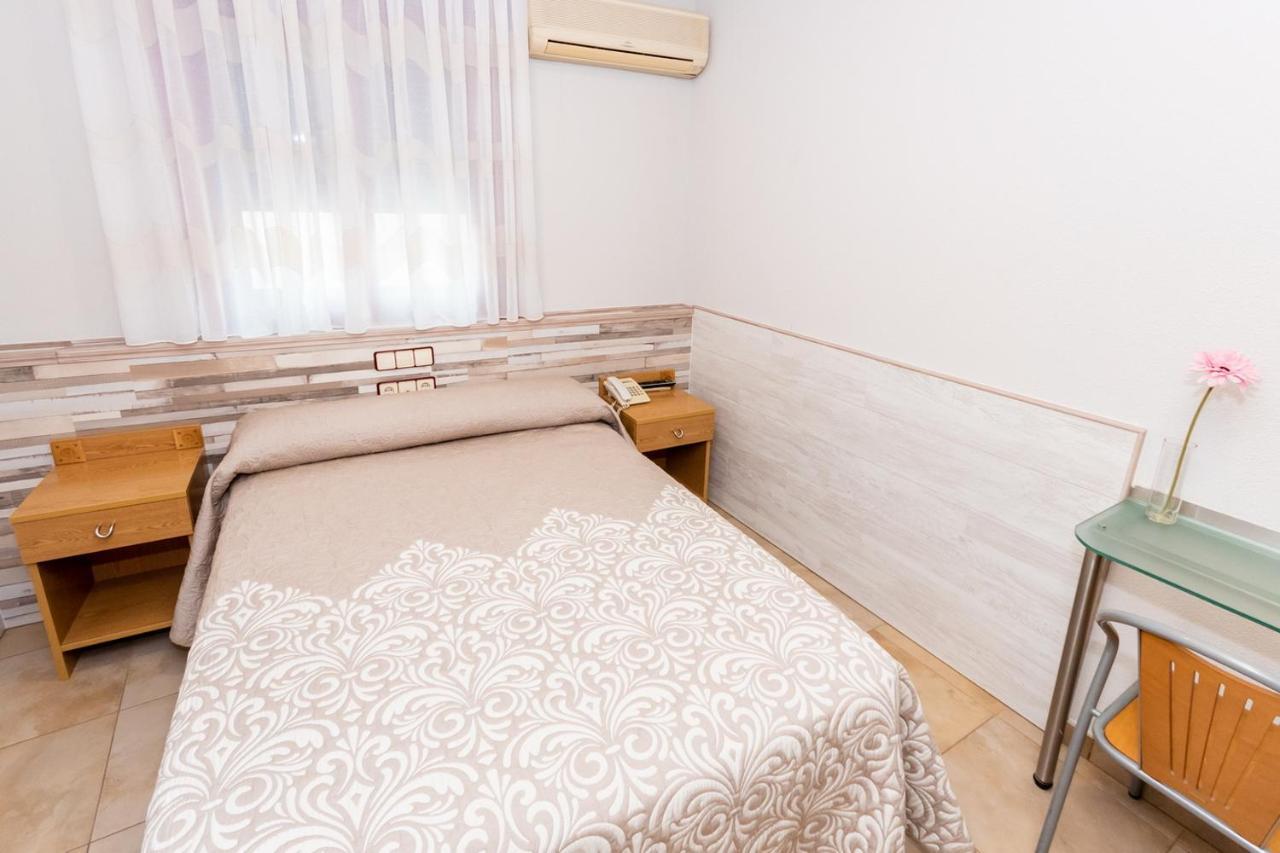 Hostal Viky Madrid Bagian luar foto