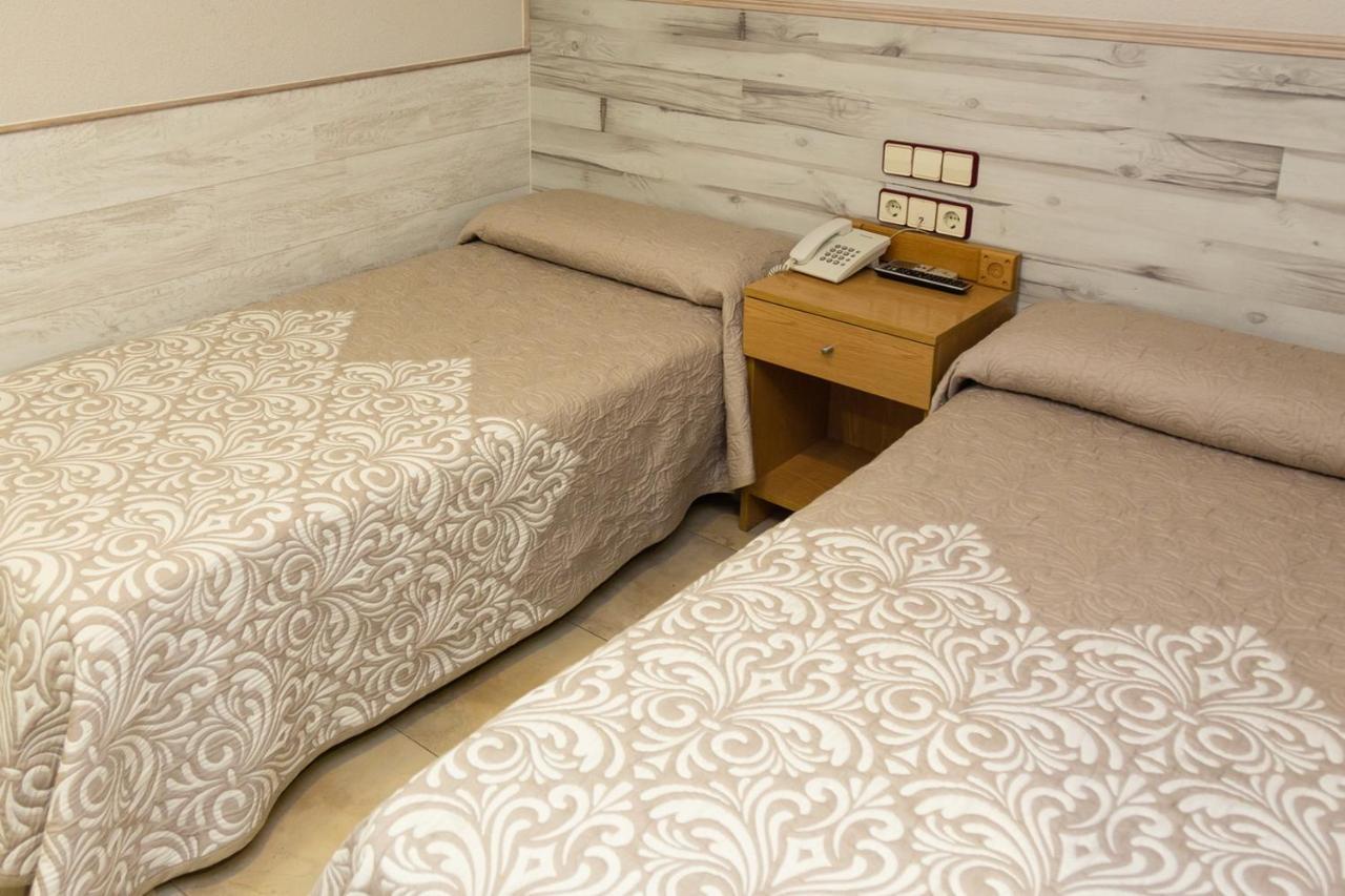 Hostal Viky Madrid Bagian luar foto
