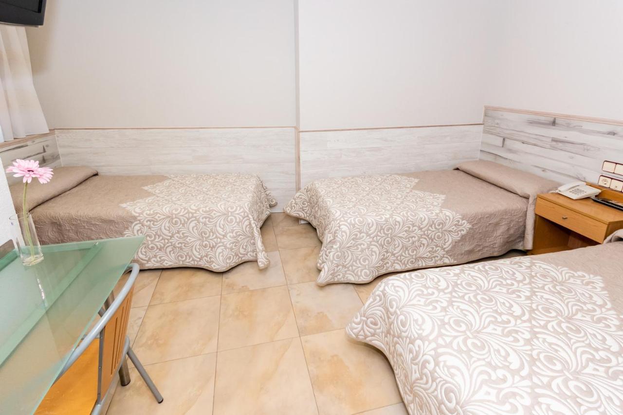 Hostal Viky Madrid Bagian luar foto