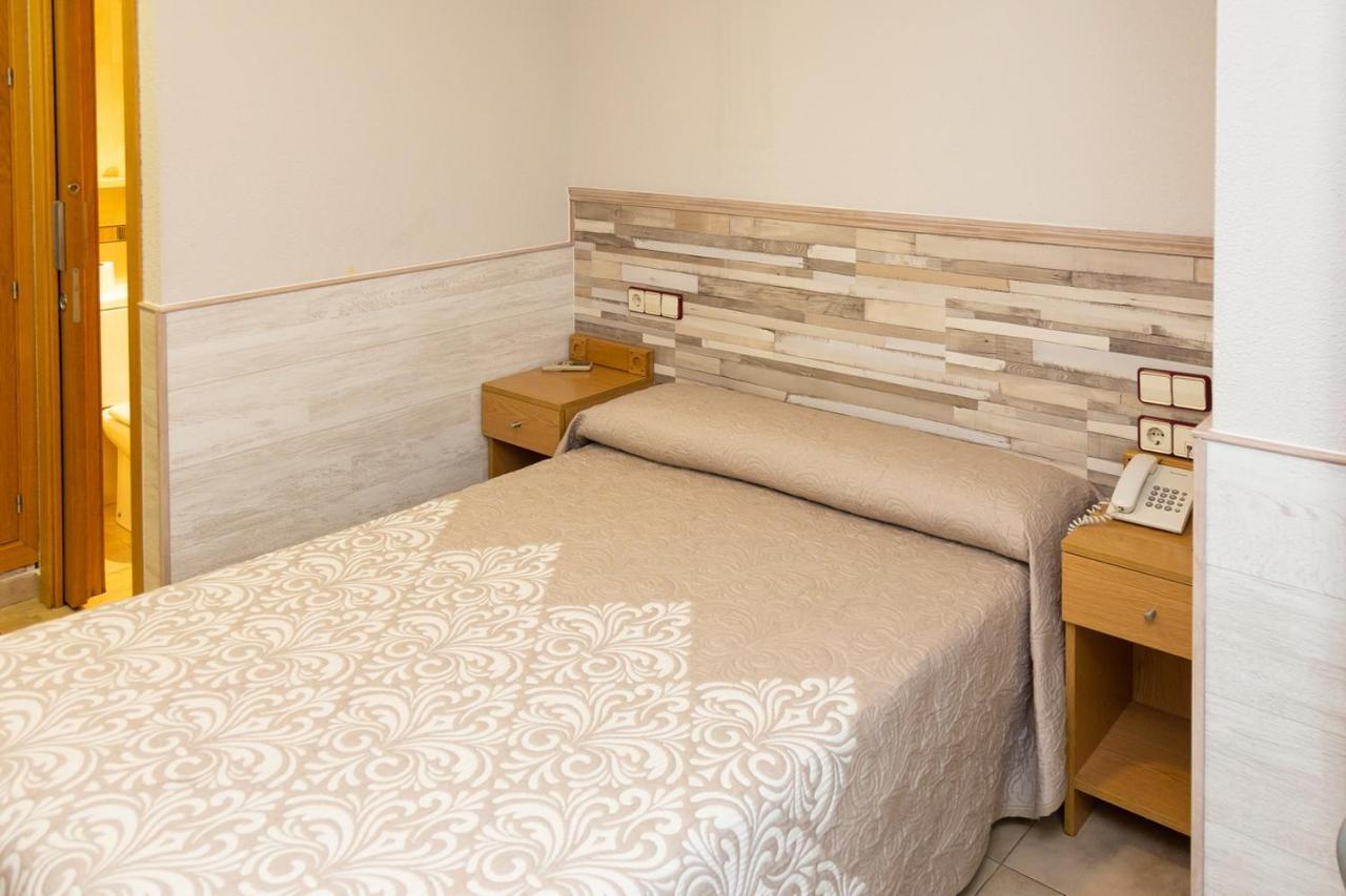 Hostal Viky Madrid Bagian luar foto