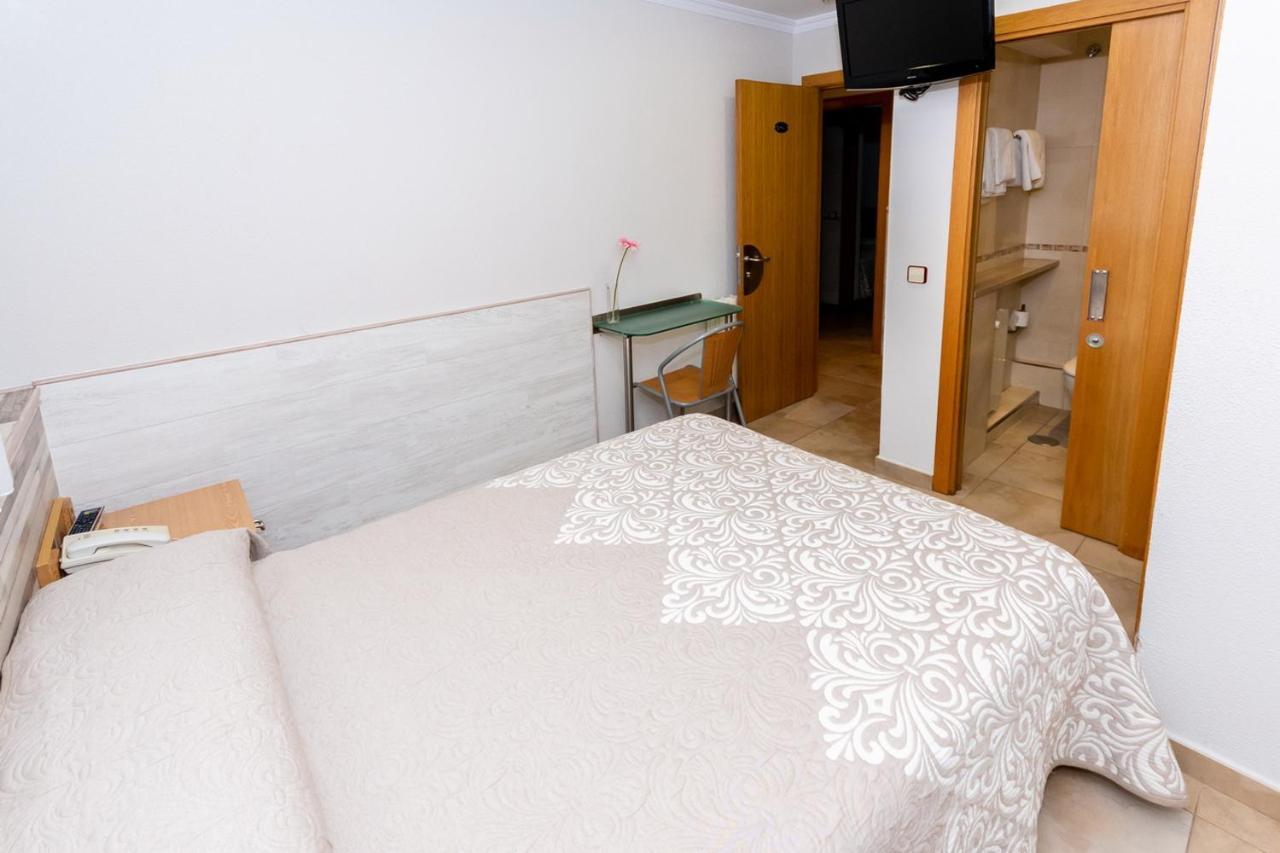 Hostal Viky Madrid Bagian luar foto