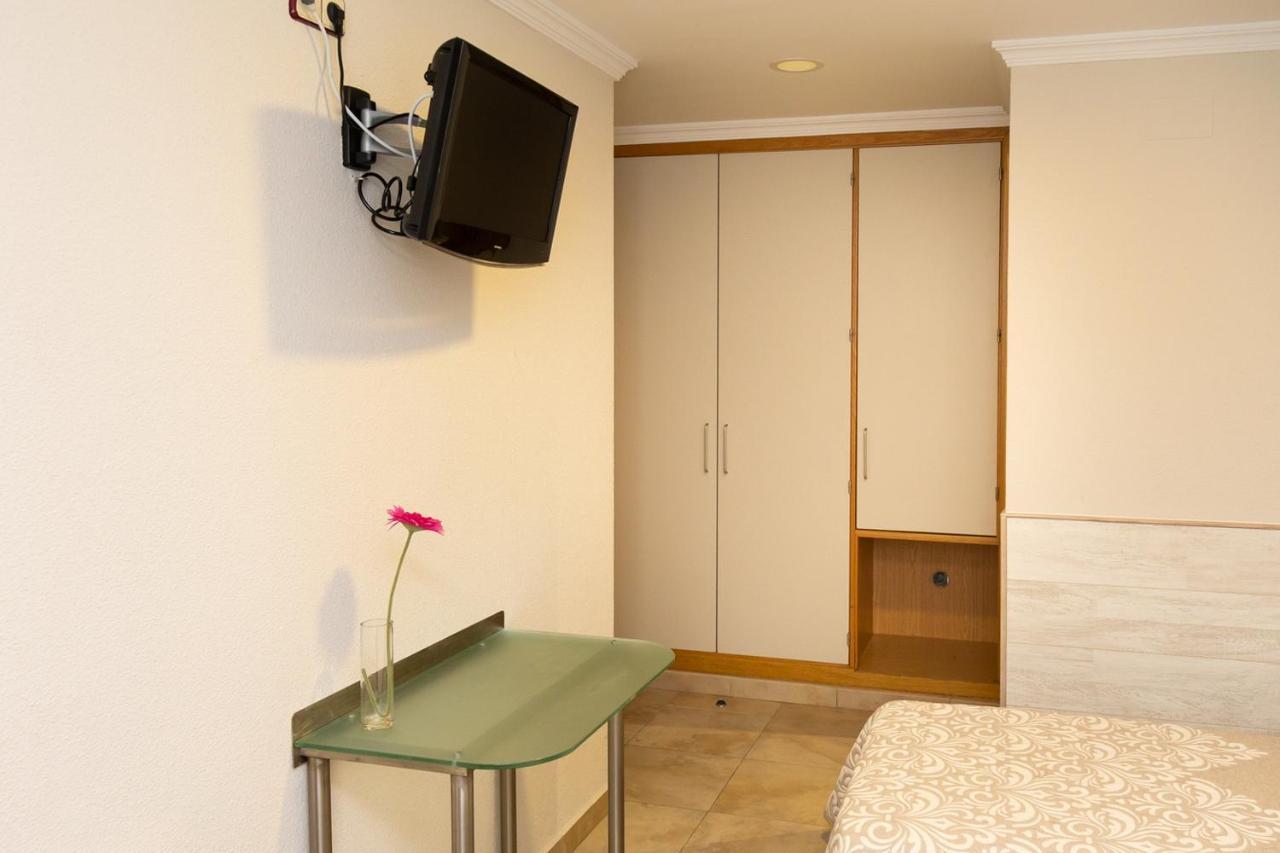 Hostal Viky Madrid Bagian luar foto