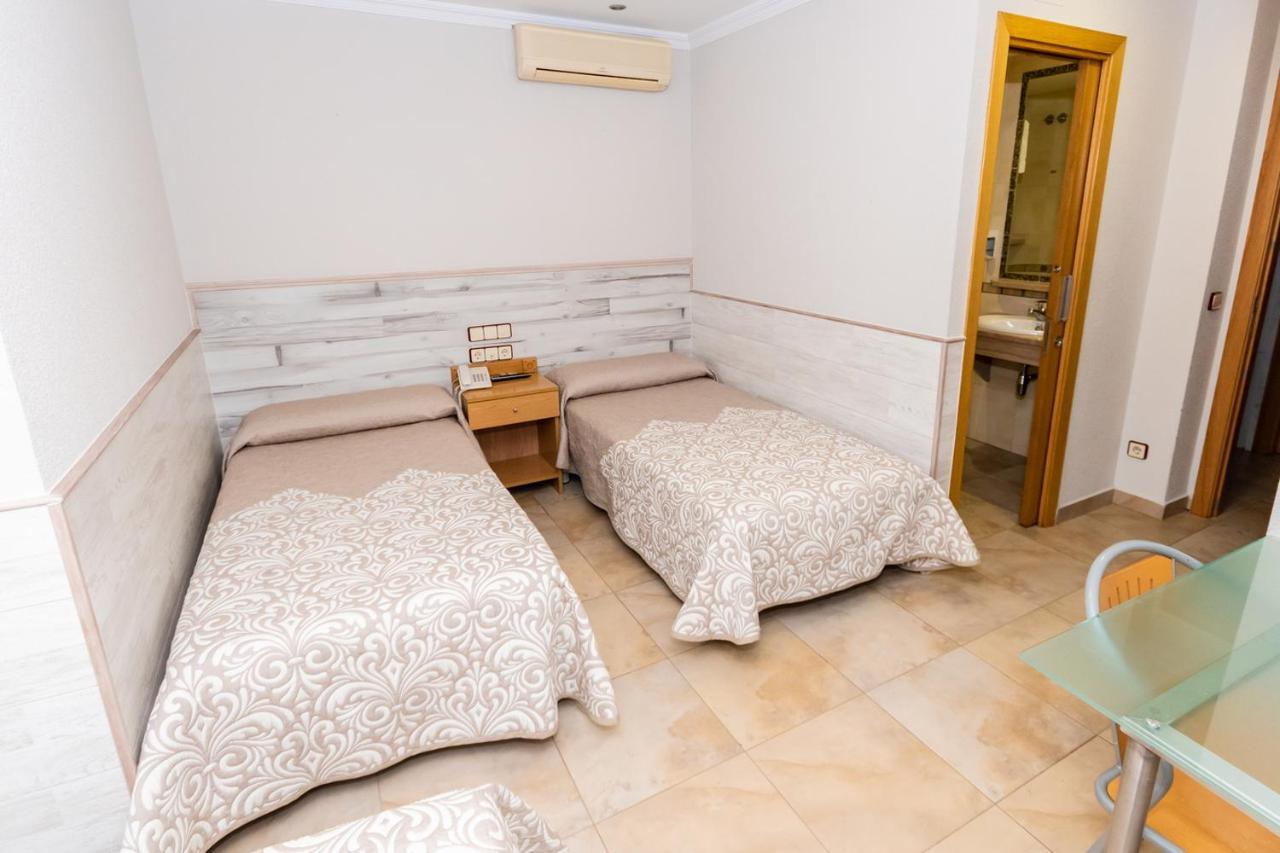 Hostal Viky Madrid Bagian luar foto