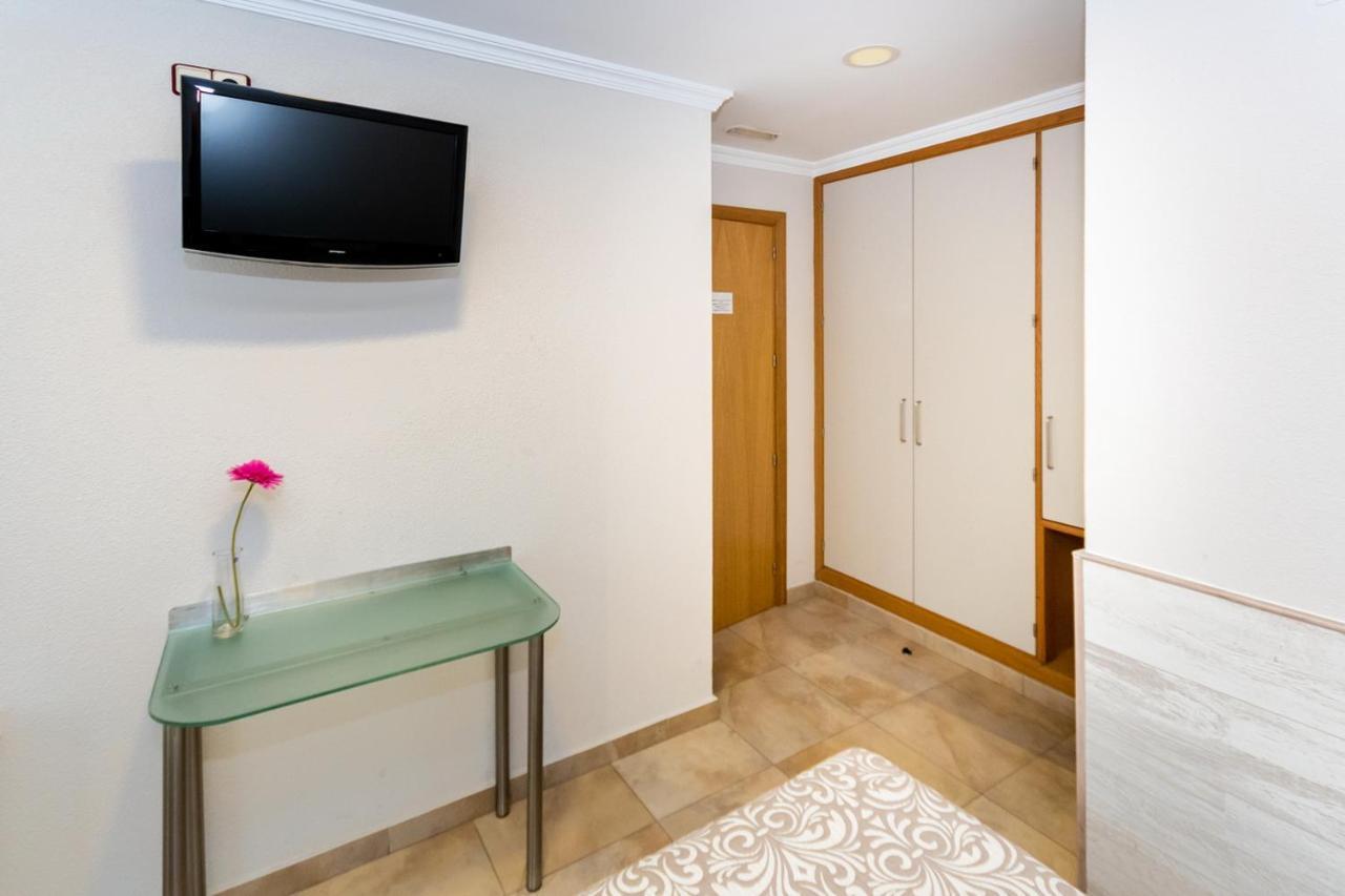 Hostal Viky Madrid Bagian luar foto