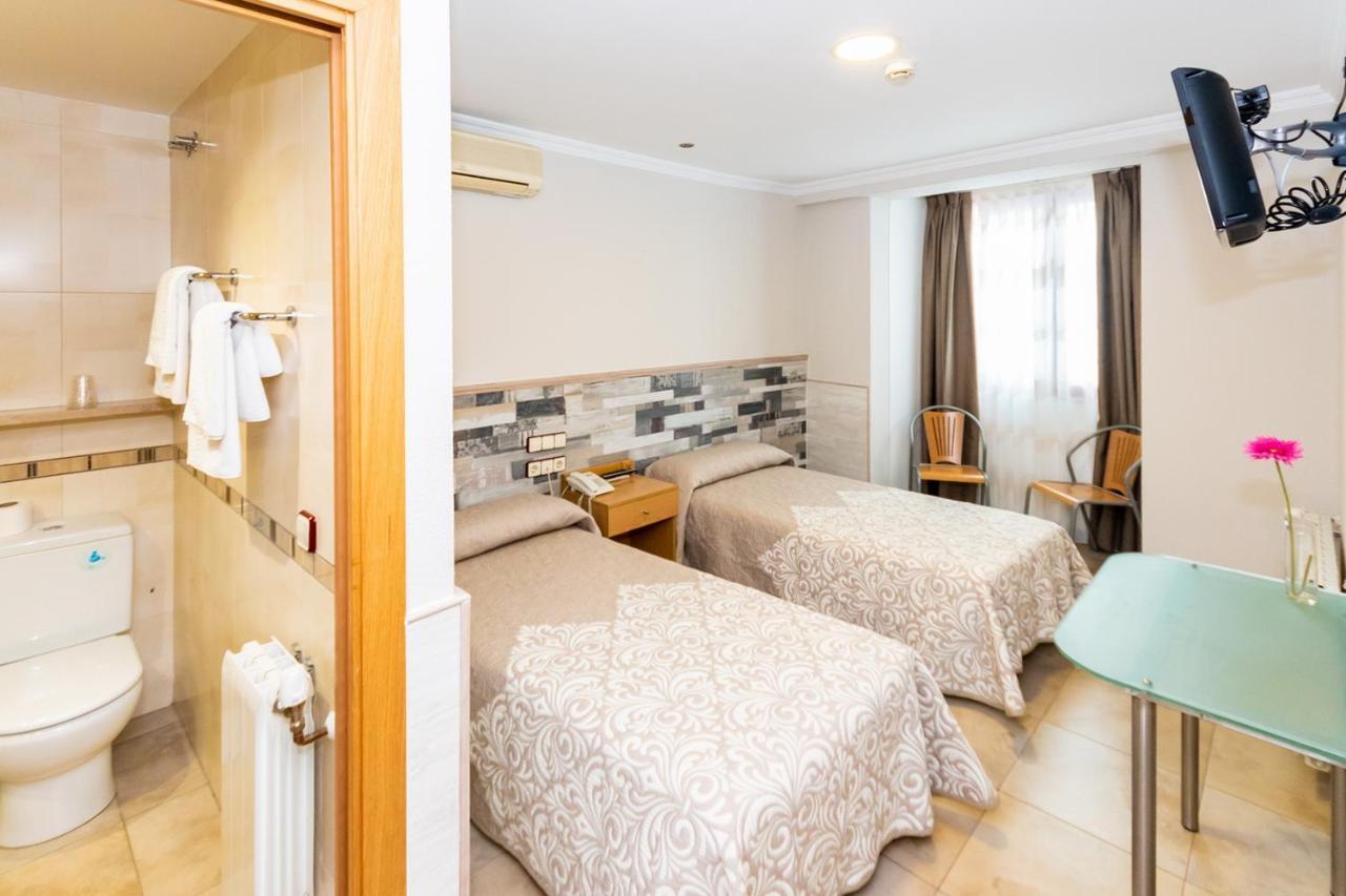 Hostal Viky Madrid Bagian luar foto