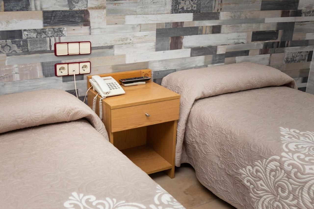 Hostal Viky Madrid Bagian luar foto