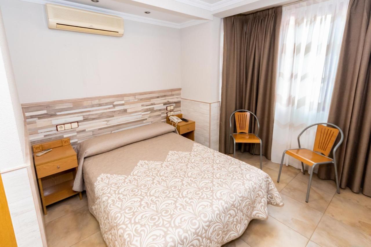 Hostal Viky Madrid Bagian luar foto
