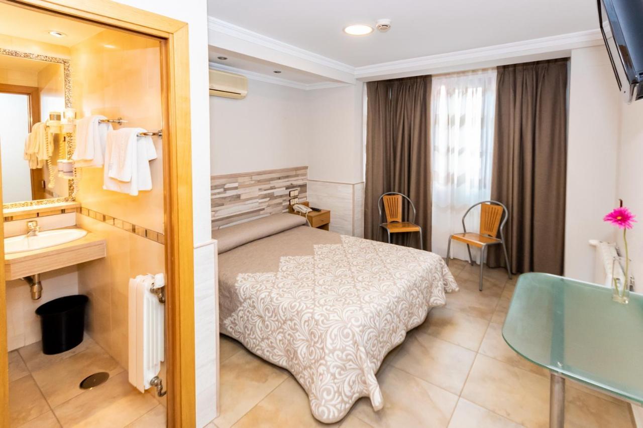 Hostal Viky Madrid Bagian luar foto