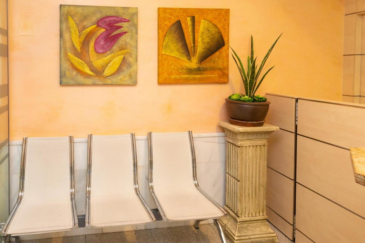 Hostal Viky Madrid Bagian luar foto