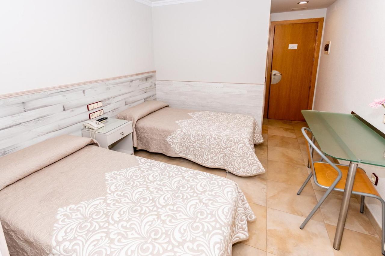 Hostal Viky Madrid Bagian luar foto