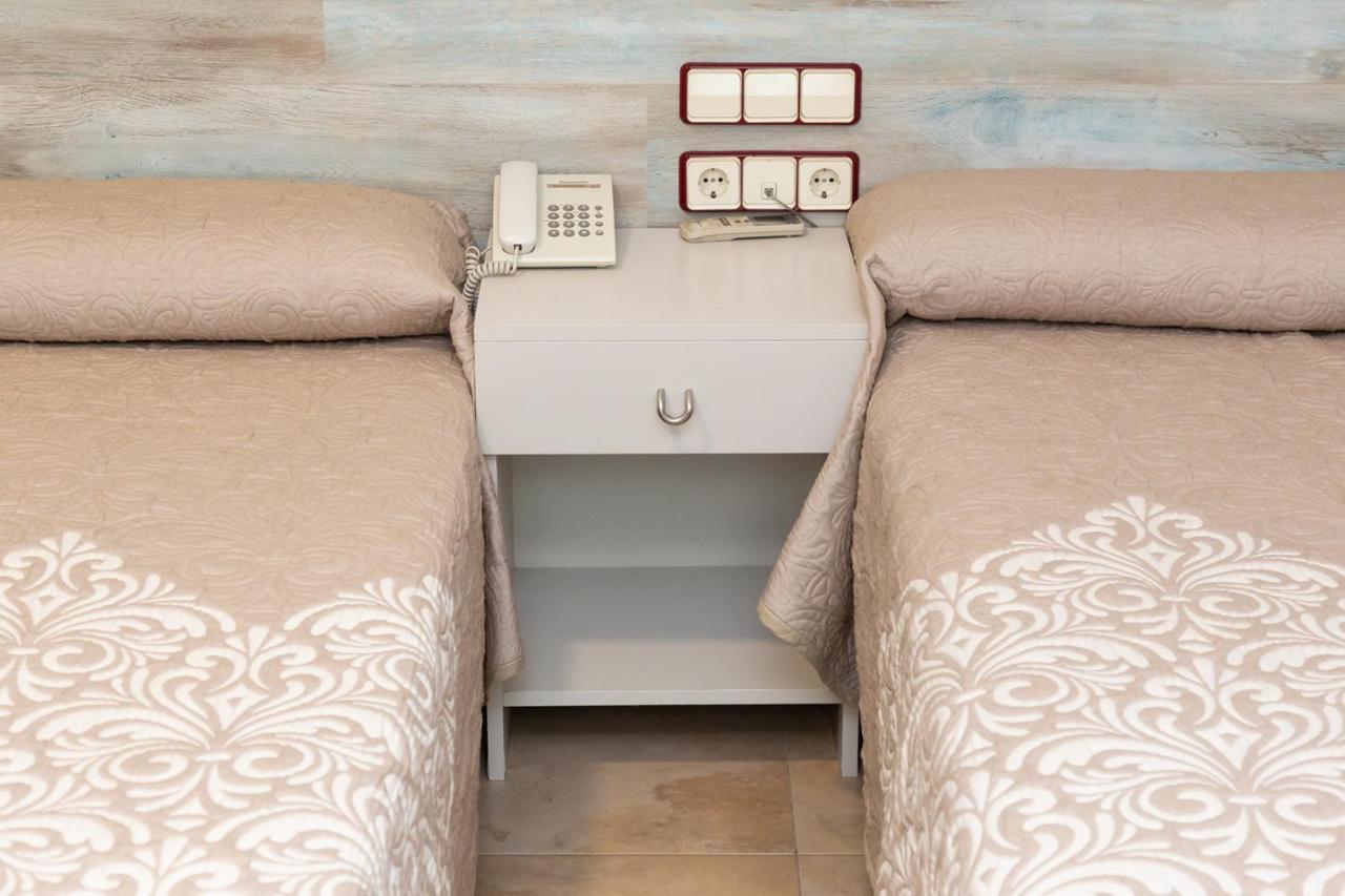 Hostal Viky Madrid Bagian luar foto