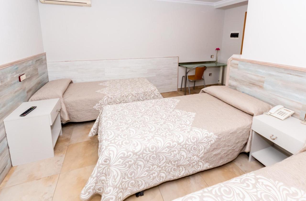 Hostal Viky Madrid Bagian luar foto