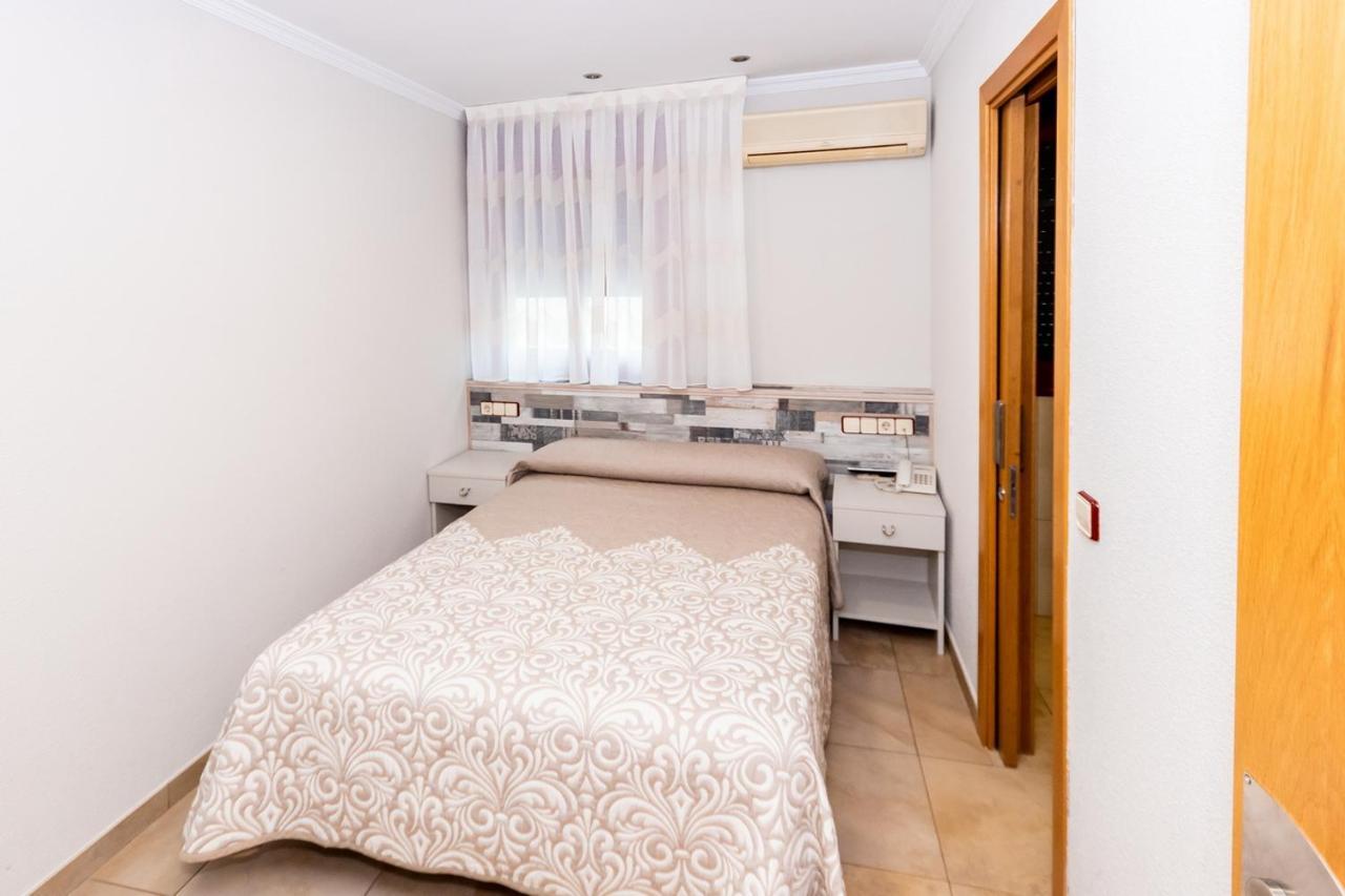 Hostal Viky Madrid Bagian luar foto