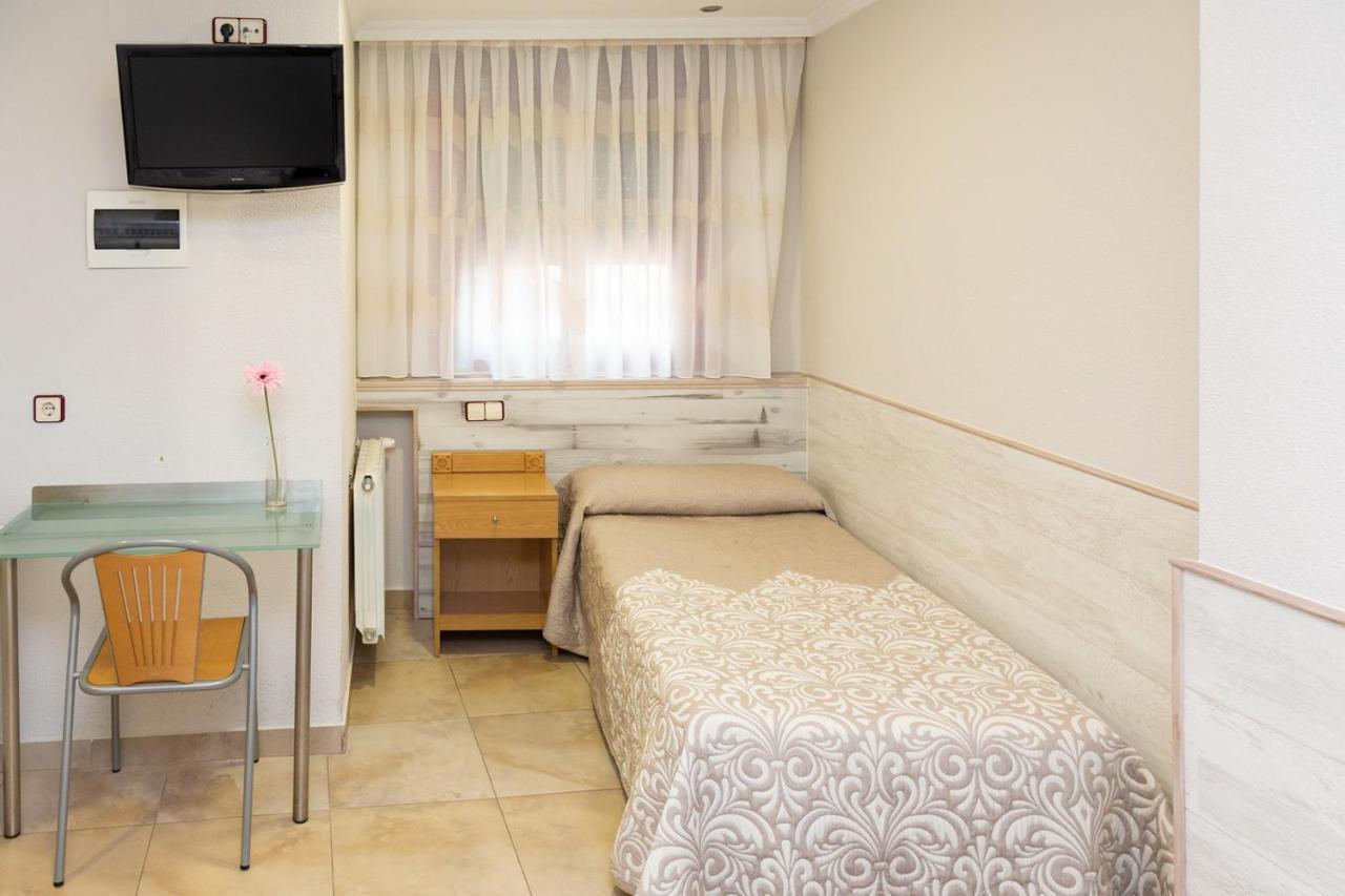 Hostal Viky Madrid Bagian luar foto