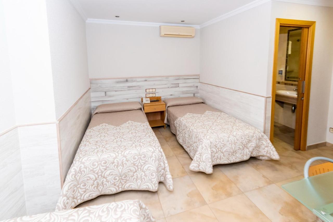 Hostal Viky Madrid Bagian luar foto