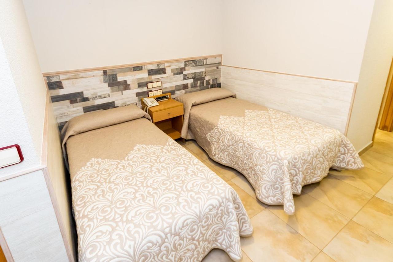 Hostal Viky Madrid Bagian luar foto