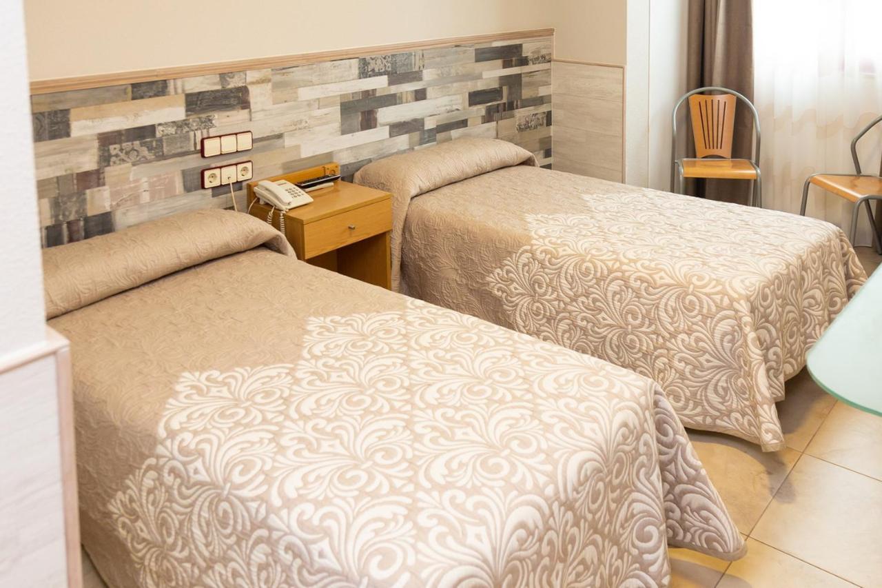 Hostal Viky Madrid Bagian luar foto