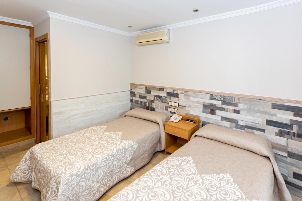 Hostal Viky Madrid Bagian luar foto